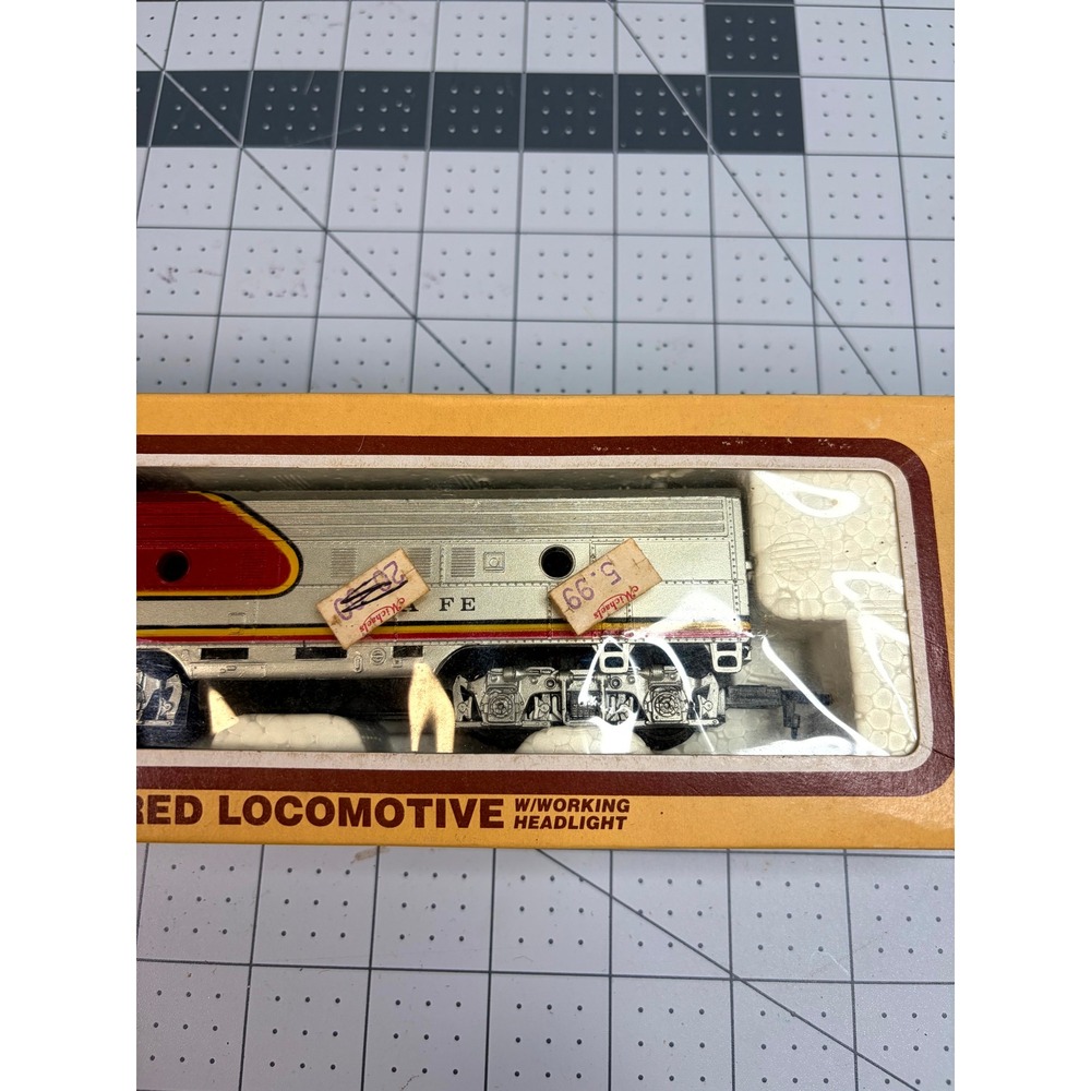 Life-Like HO Scale Santa Fe Powered Locomotive Red Silver Warbonnet - Picture 3 of 5
